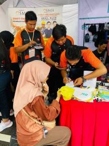 Pekerja Migran Indonesia di Malaysia sedang membuka rekening