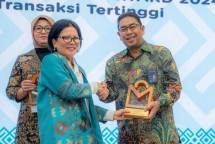Staf Ahli Bidang Keuangan dan Pengembangan UMKM Kementerian BUMN, Loto Srinaita Ginting menyerahkan penghargaan PaDi UMKM Expo & Conference Award 2024 kepada Direktur Supply Chain SIG, Yosviandri di kantor Kementerian BUMN pada Selasa (27/8). 