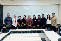 Prof Budi Soepandji bersama Metta F. ariano, Marcella Ketua OSUI Mahawaditra, Pahrizal PUSO , dan Wijaya President University melakukan MoU Kolaborasi Student Orchestra