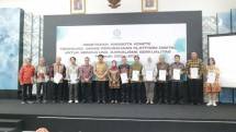 Anggota Komite Tanggung Jawab Perusahaan Platform Digital dalam Mendukung Jurnalisme Berkualitas atau Komite Publisher Rights berfoto bersama dengan Menkopolhukam Hadi Tjahjanto, Ketua Dewan Pers Ninik Rahayu, dan Wakil Menkominfo Nezar Patria setelah menerima surat keputusan, Jumat (30/8/2024) pagi. Jumat malam, anggota komite melakukan pemilihan ketua dan wakil ketua komite. Suprapto Sastro Atmojo terpilih sebagai ketua dan Indriaswati Dyah Saptaningrum terpilih sebagai wakil ketua. 