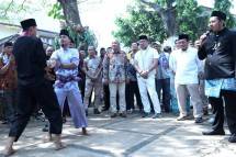 Ridwan Kamil dan Suswono didampingi Ketua Bidang Relawan Berkah RIDO H Amir Mahmud disambut kesenian budaya Betawi.