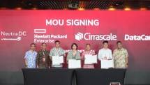 Direktur Group Business Development Telkom Indonesia Honesti Basyir (kiri); Komisaris Telkom Indonesia Marcelino Pandin (kedua dari kiri); CEO NeutraDC Andreuw Th.A.F (ketiga dari kiri); President Director of Hawlett Packard Enterprise Indonesia Meygin Agustina (keempat dari kiri); CEO of Cirrascale PJ Go (Ketiga dari kanan); CEO of DataCanvas Limited Sealed Fang Lei (kedua dari kanan); Direktur Wholesale & International Service Telkom Indonesia Bogi Witjaksono