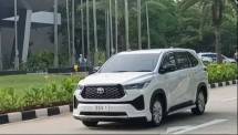 Sekitar pukul 12.30 WIB, Selasa (3/9/2024), Paus Fransiskus dengan menggunakan Kijang Innova Zenix SCV 1 tiba di Kedubes Vatikan di Jalan Merdekat Timur. 