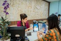 Pegawai BRI menjelaskan produk ke nasabah