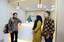 Direktur Utama BSI Hery Gunardi (kiri) saat menyapa langsung nasabah BSI sebagai bentuk ucapan terima kasih kepercayaan atas loyalitas dalam rangka memperingati Hari Pelanggan Nasional 2024 di Kantor Cabang BSI Jakarta Pondok Indah