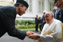  Pemimpin Gereja Katolik Sedunia yang juga Kepala Negara Vatikan Paus Fransiskus tiba di Istana Negara Jakarta Pusat pada Rabu (4/9/2024) sekitar pukul 09.35 WIB. 