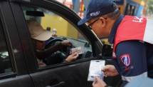 Rayakan hari pelanggan nasional, Hutama Karya membagikan merchandise spesial kepada para pengguna jalan tol