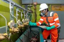 Karyawan SIG melakukan pengecekan flow meter sebelum dilakukan pemusnahan Bahan Perusak Ozon (BPO) di Pabrik Narogong, Jawa Barat. 