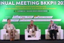 Direktur Operasi SIG, Reni Wulandari (kanan) saat memberikan paparan pada sesi talk show "Green Industry Conference" dengan tema "Enhancing Process Safety Management & Green Industry Implementation to Strengthen NZE Acceleration" dalam rangkaian acara Rapat Tahunan BKKPII 2024 di Universitas Diponegoro, Semarang, pada Kamis (26/9/2024).