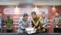Direktur Keuangan IFG Heru Handayanto (kiri) dan Senior Vice President Government & Institutional II Bank Mandiri M. Wisnu Trihanggodo (kanan) saat menandatangani Perjanjian Kerjasama Layanan Mandiri Notional Pooling. Penandatanganan tersebut bertujuan untuk meningkatkan performa keuangan antar anggota holding IFG, serta memperkuat sinergi antar BUMN. 