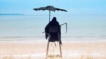 Swim Reaper, Penjaga Pantai Sekaligus Bentuk Kampanye Untuk Mecegah Kecelakaan saat Berlibur di Pantai (Foto:www.thesun.co.uk)