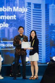 Ket foto: Mochammad Annas Khadafi (berbaju batik) dari Chitra Paratama menerima penghargaan &ldquo;Platinum&rdquo; di ajang Continuous Improvement Convention (CIC) 2024 yang diselenggarakan oleh Productivity & Quality Management Consultant (PQM) di Discovery Ancol, 30 September - 2 Oktober 2024. 