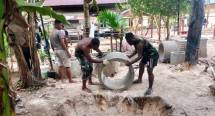 Secercah Mata Air, Satgas TMMD Ke-122 Kodim 1805/Raja Ampat Memasang Cincin Sumur Gali di Kampung Saporkren