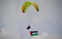 Gaungkan pesan damai dan mendukung perjuangan rakyat Palestina , DMC Dompet Dhuafa Kibarkan bendera Palestina melalui Paralayang 
