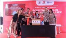 simbolis menyetorkan sampah kemasan plastik Super Indo dan PZ Cussons pada kick off &ldquo;Poin Pengumpulan Sampah Kemasan Plastik.&rdquo;