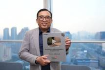 VP Corporate Communication Telkom Andri Herawan Sasoko menunjukkan trofi M360 Digital Nations Awards 2024. Melalui video &ldquo;Water Management System: Constructing a Sustainable Tomorrow&rdquo;