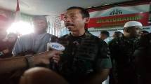 Laksamana Pertama TNI AL Suprayitno diwawancara seputar silaturahim ke pesantren Nuu Waar, paling kiri Ustad Fadlan