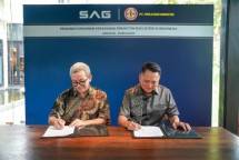 Keterangan foto: Johannes Herwanto, Direktur Utama SAG (kiri), bersama dengan Indra Soedjoko, CEO, Piala Mas (kanan), menandatangani perjanjian kerja sama strategis perakitan bus listrik dengan nilai TKDN.