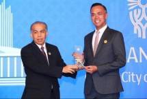 BRI saat menerima penghargaan