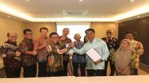  CEO Telin Faizal R. Djoemadi (keempat dari kiri) bersama perwakilan shareholders TSGN Dhrmarajah A.T Thiagarajah (keempat dari kanan) dan CEO TSGN Kent Ho (ketiga dari kiri) 