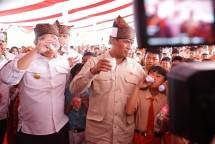 Mentan Amran Minum Susu Bersama Ribuan Anak Sekolah, Peternak, dan Pelaku Industri Susu