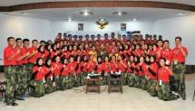Sekretaris Kementerian Koperasi dan UKM Agus Muharram berada di tengah-tengah Putera-Puteri Maritim Indonesia 2017, usai memberi materi pada acara Pendidikan dan Pelatihan Putera-Puteri Maritim Indonesia 2017 di Bhumi Marinir Cilandak, Jakarta, Jumat