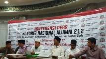 Panitia Kongres alumi 212, Ustadz Bernard Abdul Jabar berkopiah putih depan microfon.
