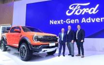  (kiri ke kanan) Toto Suharto, Country Manager RMA Indonesia, David Jeffrey, Executive Director Ford Korea, Asia Pacific Distributor & Direct Fleet; Roberto Da Silva, Director, Automotive Distribution RMA Group. 