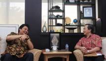 Menteri Perindustrian Airlangga Hartarto berbincang dengan kunjungan Vice President PT. Mattel Indonesia Roy Tandean beserta jajaran direksi saat berkunjung ke Kementerian Perindustrian, Jakarta, 24 November 2017. 