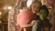 Cynthia Erivo sebagai Elphaba gadis dengan warna kulit hijau dan Ariana Grande sebagai Glinda gadis populer yang sedang mencari jati diri sejati dalam Film Wicked