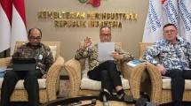 Menperin Agus Gumiwang Kartasasmita bersama Dirjen ILMATE Setia Darta dan Irjen Kemenperin M. Rum 