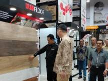 - Indra Gunawan, Direktur Mitra10 (tengah) sedang menjelaskan produk flooring kepada Drs.H.Maidi SH, MM, M.Pd (kiri) dan dan Dr H. Suhardi, M.M (kanan), tokoh masyarakat Madiun (kiri) pada saat peninjauan toko Mitra10 yang baru dibuka (28/11). 