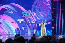 Tiara Andini Menerima Penghargaan Song of The Year pada malam puncak penghargaan Indonesian Music Awards (IMA) 2024 yang disiarkan langsung dari studio RCTI+