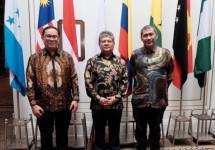 - Dida Gardera, Deputi Pangan dan Agribisnis, Kementerian Koordinator Bidang Perekonomian Republik Indonesia (tengah) - Dato&rsquo; Razali Bin Mohamad, Wakil Sekretaris Jenderal Ke