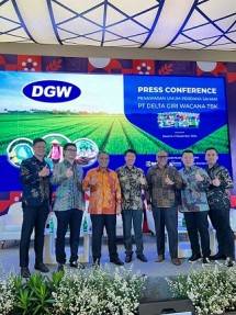Komisaris dan Direksi PT Delta Giri Wacana Tbk (DGWG) berfoto bersama usai Konferensi Pers di Jakarta pada 3 Desember 2024. (Foto: Humas DGWG)