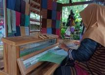 Foto ilustrasi pengrajin Batik Lurik ATBM (Alat Tenun Bukan Mesin) Lestari yang beralamat di Desa Karangasem, Kecamatan Cawas, Kabupaten Klaten. 