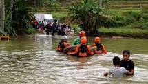 Tim Relawan Dompet Dhuafa bergerak mengevakuasi warga yang terjebak banjir di sejumlah daerah di Sukabumi, Jawa Barat.