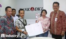 Direktur Bisnis Bank DKI, Antonius Widodo Mulyono (Paling Kanan) didampingi Pemimpin Bank DKI Cabang Matraman, Athos Yun Indra (paling kiri) usai menyaksikan nasabah menandatangani perjanjian kredit pada peresmian Kantor Layanan Bank DKI di Pasar Pra
