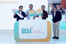 Kick Off Talenta Wirausaha BSI diresmikan oleh Direktur Utama PT Bank Syariah Indonesia Tbk (BSI) Hery Gunardi (kiri), Wakil Menteri UMKM RI Helvi Moraza (dua dari kiri), Deputi Bidang Sumber Daya Manusia, Teknologi dan Informasi Kementerian BUMN RI Tedi Bharata (tiga dari kiri) dan Komisaris Utama BSI Muliaman D. Hadad (paling kanan).