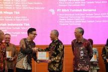 Penghargaan &ldquo;Mitra Distribusi SUN Ritel Terbaik 2024 Kategori Financial Technology dan Penyelenggara Perdagangan Melalui Sistem Elektronik&rdquo; diserahkan langsung oleh Suminto, Dirjen Pengelolaan Pembiayaan dan Risiko Kemenkeu RI (kanan) kepada Direktur Bibit, Hilmawan Kusumajaya (kiri). (Foto: Humas Bibit)