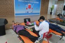 Karyawan BCA Syariah melakukan kegiatan Donor Darah