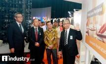 Plt Direktur Utama PT BNI Life Insurance (BNI Life) Geger Maulana (kanan) didampingi Direktur BNI Life Hirokazu Todaka (kiri) dan Direktur BNI Life Naruyoshi Kuwata (kedua kiri) menjelaskan produk kepada Direktur Utama PT PP Properti Taufik Hidayat (
