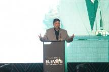 Foto Stevefanus Tedjasukmana, Ir. MT. Commercial Director of Aplus memberita kata sambutannya di acara Aplus Gala Dinner: Elevate The Innovation