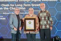 Direktur Operasi SIG, Reni Wulandari (tengah) bersama Chief Editor SWA Media Group, Kemal E. Gani (kiri) pada ajang Indonesia Best Companies in Managing Domestic Component Level di Shangri-La Hotel, Jakarta, pada Selasa (17/12/2024). SIG berhasil meraih penghargaan The Indonesia Best Companies in Local Content dengan predikat Very Good.