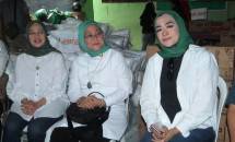 Nana Mardiana (kanan) bersama pengurus PKB wanita mengunjungi korban kebakaran di Kebon Kosong, Kemayoran.