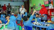 Wamenperin Faisol Riza saat meninjau program Makan Bergizi Gratis di Jakarta Timur