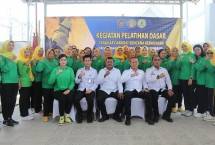 Brigjen Pol. Drs. Mashudi, Direktur Jenderal Pemasyarakatan Kementerian Imigrasi dan Pemasyarakatan (Kemenimipas) bersama kaum ibu