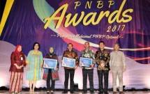 Sekretaris Kemenkop dan UKM Agus Muharram, menerima penghargaan yang diserahkan oleh Menpan-RB Asman Abnur didampingi Menkeu Sri Mulyani Indrawati, di gedung Dhanapala, Jakarta, Kamis (30/11).