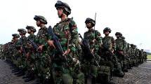 Dua SSK Yonif 756/WMS Kodam Cendrawasih Evakuasi Kru Hercules Jatuh 