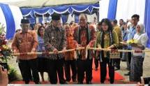 Menteri Koperasi dan UKM Puspayoga melakukan pengguntingan pita menandai diresmikannya Gedung PLUT-KUKM dan Kampung UKM Digital di Desa Kedung Pedaringan, Kecamatan Kepanjen, Malang, Jawa Timur, Kamis (30/11/2017)